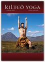 "Kilted Yoga" Kalender 2027. Ein Mann im Kilt macht Yoga in einer bergigen Landschaft unter blauem Himmel.