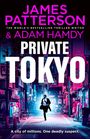 "James Patterson, Adam Hamdy, PRIVATE TOKYO. A city of millions. One deadly suspect." Man läuft durch Neon-beleuchtete Straße.
