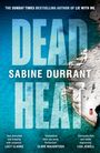 Texte: "DEAD HEAT", "Sabine Durrant". Klippe am klaren Meer, eine Person liegt auf einem roten Handtuch.