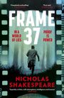 „FRAME 37“, „IN A WORLD OF LIES“, „PROOF IS POWER“. Ein Mann rennt in einem nebeligen Wald, Filmstreifen-Rand.