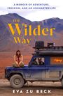 Texte: "A Memoir of Adventure, Freedom, and an Uncharted Life", "The Wilder Way", "Eva zu Beck". Frau auf Auto vor Bergen.