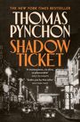 "Thomas Pynchon: Shadow Ticket." Nightlife auf einer belebten, neonbeleuchteten Straße der 1920er Jahre.