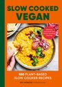"SLOW COOKED VEGAN. Delicious cosy bowls and flavour-boosting toppings. 100 PLANT-BASED SLOW COOKER RECIPES." Abbildung: Bunter Eintopf.
