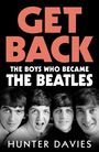 „GET BACK: THE BOYS WHO BECAME THE BEATLES“ und „HUNTER DAVIES“. Schwarz-weiß Foto von vier jungen Männern.