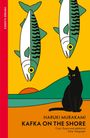 HARUKI MURAKAMI, KAFKA ON THE SHORE. Schwarze Katze, zwei Fische, Landschaft in Gelb und Grün.