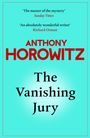 Texte: „The master of the mystery“ – Sunday Times, „An absolutely wonderful writer“ – Richard Osman, ANTHONY HOROWITZ, The Vanishing Jury. Einfache Buchgestaltung mit rotem und schwarzem Text auf hellblauem Hintergrund.