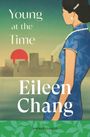 Text: "Young at the Time, Eileen Chang, VINTAGE CLASSICS." Illustration einer Frau im blauen Kleid vor Stadt und roter Sonne.