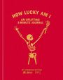 "HOW LUCKY AM I" und "AN UPLIFTING 5 MINUTE JOURNAL" oben, unten "BY CHRISTIAN WATSON, MR. SKELLY". Goldenes Skelett auf rotem Hintergrund.