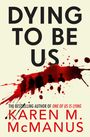 Titel "Dying to Be Us" in großen Buchstaben, Autorin Karen M. McManus. Silhouetten vor roten Farbspritzern.