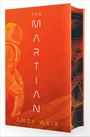 Text: "THE MARTIAN", "A NOVEL", "ANDY WEIR". Ein Astronaut in orange-rotem Anzug neben gezeichneten Linien.