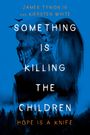 Titel: "Something is Killing the Children". Namen: James Tynion IV, Kiersten White. Waldszene und Frau mit Maske.