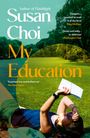Buchcover: "My Education" von Susan Choi. Frau im Gras liegend, liest ein Buch. Bäume im Hintergrund.