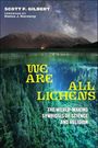 "We Are All Lichens" steht zentral in gelbem Text. Sternenklare Nacht über Bergen und ein See mit üppigem, mystischem Unterwasserwald.