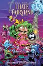 Titel: I Hate Fairyland. Illustration einer grimmigen Comicfigur in rosa Kleid mit Axt umgeben von Monstern und Chaos.