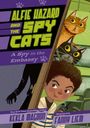 „Alfie Hazard and the Spy Cats: A Spy in the Embassy.“ Ein Junge hält ein Funkgerät, zwei Katzen schauen durch einen Türspalt.