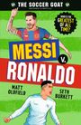 "MESSI V. RONALDO" in großen gelben Buchstaben. Illustration zweier jubelnder Fußballer, grüne Hintergrundfarbe.