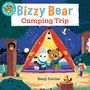 „Bizzy Bear Camping Trip“ oben, „Benji Davies“ unten. Illustration: Ein Bär und ein Hase im Zelt, nachts mit Laternen.