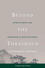 "Beyond the Threshold: Afterlife Beliefs and Experiences in World Religions" von Christopher M. Moreman, dritte Auflage. Illustration: Gebäude und Baum auf einem Hügel.