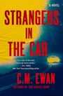 "STRANGERS IN THE CAR", Buch von C.M. Ewan. Gelber Hintergrund, Auto mit Scheinwerfern auf dunkler Straße.