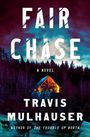 "FAIR CHASE. A Novel. Travis Mulhauser, Author of The Trouble Up North." Eine leuchtende Hütte im Wald bei Nacht.