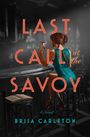 „Last Call at the Savoy“ und „A Novel“ von Brisa Carleton. Eine Frau in einem blauen Kleid hält ein Martini-Glas an einer Bar.
