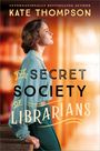 "THE SECRET SOCIETY OF LIBRARIANS" steht vor einem Hintergrund aus Bücherregalen und einer Frau in seitlicher Position.