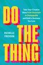 "DO THE THING" in großen gelben Buchstaben mit pinkem Schatten auf blauem Grund. Text: Kreative Ideen in ein Business verwandeln.