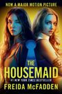 "Now a Major Motion Picture. The Housemaid. #1 New York Times Bestseller. Freida McFadden." Zwei Frauen, intensives Licht.