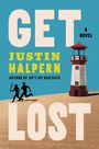 Große Buchstaben "GET LOST", darunter "JUSTIN HALPERN". Ein Leuchtturm und zwei Menschen rennen auf sandigem Boden.