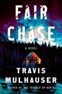 "FAIR CHASE - A NOVEL - TRAVIS MULHAUSER - AUTHOR OF THE TROUBLE UP NORTH." Hütte im Wald, Hund im Vordergrund.