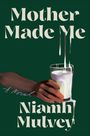 Text: "Mother Made Me", "A Novel", "Niamh Mulvey". Eine Hand hält ein Glas Milch, der Hintergrund ist dunkelgrün.