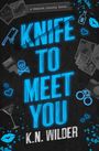 Der Text lautet "A Hemlock Society Novel", "KNIFE TO MEET YOU", "K.N. WILDER". Drumherum sind Symbole wie Messer, Herzen und Handschellen.