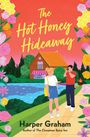 „The Hot Honey Hideaway“, Harper Graham. Illustration: Frau vor Hütte mit See, Mann fotografiert, Blumen am Rand.