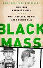NEW YORK TIMES BESTSELLER von Dick Lehr & Gerard O'Neill; Titel: BLACK MASS; Foto eines Mannes mit Hut und Polizei-Tafel.