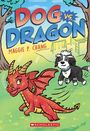„DOG vs. DRAGON“ von Maggie P. Chang. Ein roter Drache und ein schwarz-weißer Hund auf einer Wiese, zwei Bäume im Hintergrund.