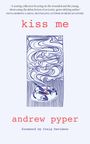 "Kiss me" von Andrew Pyper. Lob von Silvia Moreno-Garcia. Illustration: Blaue Linien, abstrahierte Muster, Paar umarmt sich.