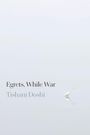 Text: "Egrets, While War" und "Tishani Doshi". Eine minimalistische Illustration mit einem kleinen weißen Vogel im Wasser.
