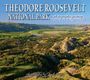 "Theodore Roosevelt National Park, a photographic journey," oben in großen Buchstaben. Weite grüne Landschaft mit Hügeln.