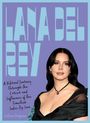 Texte: „Lana Del Rey“, „A Vibrant Journey Through the Career and Influence of the Timeless Indie-Pop Icon“, „Selena Fragassi“. Illustration mit einer Frau in elegantem schwarzem Kleid.