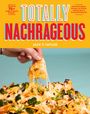 Text: „TOTALLY NACHRAGEOUS“, „Featuring 70+ Original Nacho Recipes“, „Next-Level Nacho Recipes“, „ALEX P. TAYLOR“. Eine Hand zieht einen Käse-Nacho hoch.