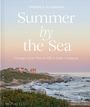 "Thomas A. Kligerman: Summer by the Sea; Cottages from Watch Hill to Little Compton. Küste bei Sonnenuntergang, Cottages im Hintergrund."