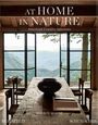 „At Home in Nature: American Country Interiors“ von Hudson Moore. Ein rustikaler Raum mit Holztisch und Blick auf die Berge.