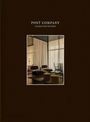 „POST COMPANY: CHARACTER STUDIES“. Ein stilvoll eingerichtetes Zimmer mit Sesseln, Lampe und Vorhängen.