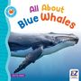 Text: "All About Blue Whales", "Kerrily Sapet". Illustration eines Blauwals im Wasser mit einem Seitenstreifen in Wellenform.
