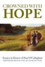 "CROWNED WITH HOPE" in großen Buchstaben. Darunter drei Personen auf einem Pfad in einer Landschaft.
