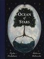 Text: "Ocean of Stars". Illustration eines Baums, dessen Wurzeln ein segelndes Schiff im sternbedeckten Wasser umarmen.