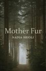 „Mother Fur“ und „Nadia Arioli“ stehen auf einem dichten, nebligen Waldweg mit hohen Bäumen.