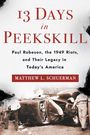 "13 Days in Peekskill" und andere Texte. Ein umgestürztes Auto, Demonstranten, Schwarz-Weiß-Aufnahme.