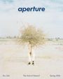 „aperture“, „No. 262“, „The End of Nature?“, „Spring 2026“. Person trägt einen großen, trockenen Strauch in wüstenartiger Landschaft.