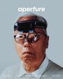 Text: aperture, Stop Time, Guest Edited by Hiroshi Sugimoto, Fall 2026, No. 264.  
Ältere Person mit großer Brille und Stirnband.